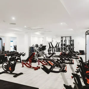 Gimnasio moderno con equipo de ejercicios