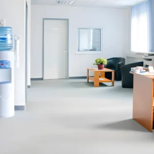 Sala de espera de oficina moderna y luminosa.