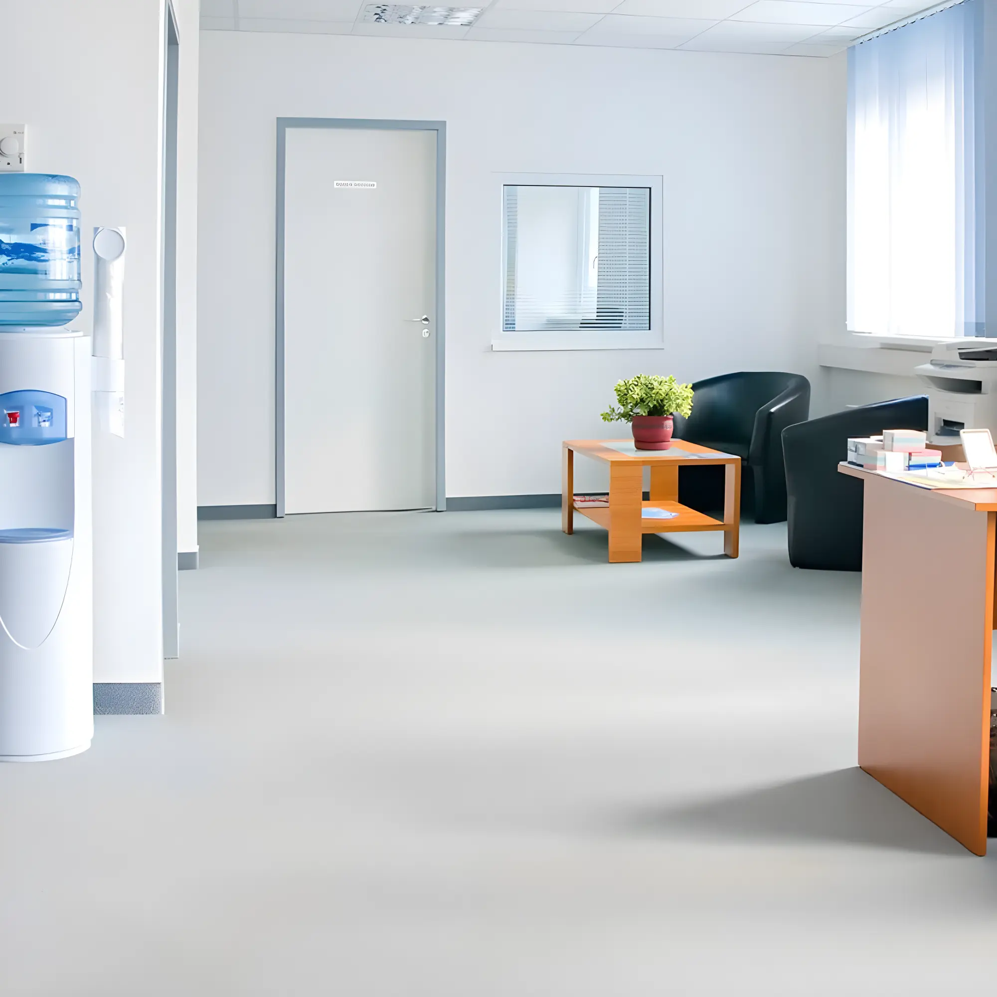 Sala de espera de oficina moderna y luminosa.